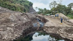 Patlayan boru hattı yüzünden oluşan petrol sızıntısı, Amazon ormanlarına yayıldı