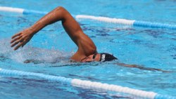 İspanyol Pablo Fernandez, yardım kampanyası için 36 saat yüzerek rekor kırdı