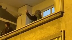 Bağcılar'da asker eğlencesine balkonundan katıldı