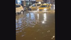 İzmir’i sağanak vurdu: Ev ve iş yerlerini su bastı, yol çöktü