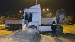 Düzce'de buzlanan yol zincirleme kaza getirdi, 25 araç birbirine girdi