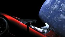 SpaceX'in uzaya gönderdiği otomobil, Dünya'dan 370 milyon km uzakta
