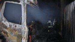 Kayseri'de yangın çıktı: 10 dükkan ve 3 tır hasar aldı