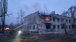 Ukrayna'daki Luhansk bölgesinde bombardıman, yıkıma neden oldu