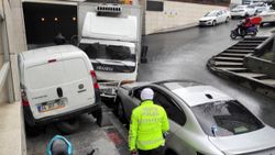 Şişli'de kayan kamyonet park halindeki 6 araca çarptı