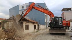 Balıkesir'de 49 metruk bina yıkıldı