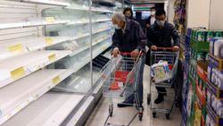 Hong Kong'da halk, toplu koronavirüs testi endişesiyle market raflarını boşalttı