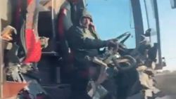 Antalya'da kaza yaptığı otobüsle trafiğe çıktı