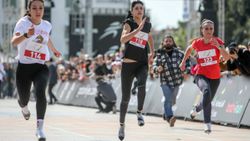 Antalya'da kadınlar, topuklu ayakkabılarıyla koşu yarışı yaptı