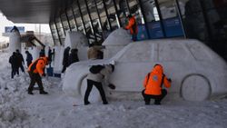 Erzurum’da, TOGG ve milli muharip uçağın kardan heykelini yaptılar