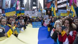 Times Meydanı'nda Rusya protesto edildi