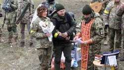 Ukraynalı iki asker, dünyaevine girdi