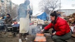Ukrayna'da sahra mutfağı kuruldu