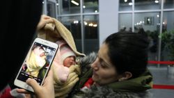 Ukrayna’da sığınakta doğan 5 günlük bebek Türkiye’ye geldi 