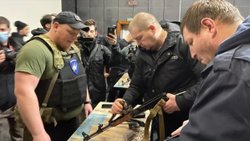 Ukrayna’da sinema salonunda sivillere silah eğitimi verildi