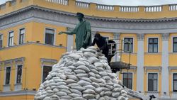 Ukrayna'da Odesalılar, kentin simge heykelini korumaya aldı