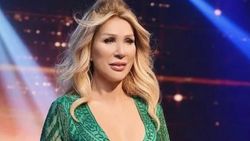 Genç kızlar bir saniye... Seda Sayan dekolteli deri tulumu ile sosyal medyayı yıktı! 