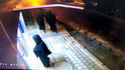 Sultanbeyli’de, oyuncak silahla market soymaya kalkan çarşaflı şüpheliler yakalandı 