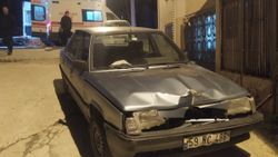 Tekirdağ'daki sürücü, evin demir kapısına çarptı