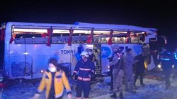 Sivas'ta yolcu otobüsü devrildi: 20 yaralı 