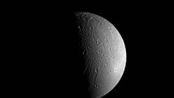 Ay'ın karanlık yüzüne uzay çöpü çarptı, 20 metrelik krater oluştu