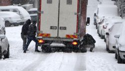 Kağıthane'de kar nedeniyle yaya ve sürücüler zor anlar yaşadı