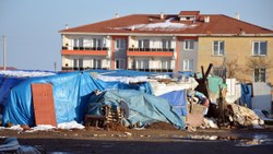 Sakarya'da yaşayan romanların barakaları kar nedeniyle çöktü