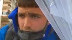 Adana'da verilen parayı beğenmeyince gelin arabasının üstüne yattı