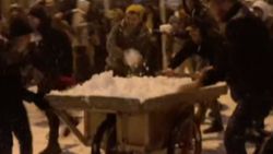 Kadıköy'de sokağa dökülen mahalleli, kar topu savaşı yaptı