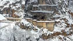 Kar altındaki Sümela Manastırı havadan görüntülendi