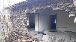 Hakkari'de şiddetli fırtına evlerin çatısını uçurdu