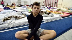 Rus saldırılarının ortasında kalan 13 yaşındaki çocuğun saçları beyazladı