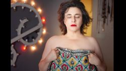 Esra Dermancıoğlu yatakta çıplak pozunu paylaştı