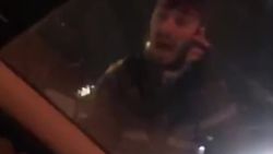 Denizli'de motokurye, taksici yumruklayıp aracına demir sopayla saldırdı