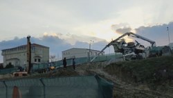 Arnavutköy'de işçilerin üzerine beton pompası devrildi