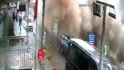 İstanbul'da yıkım sırasında çöken binanın altından son anda kaçtılar