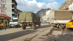 Hakkari sınırına askeri sevkiyat yapıldı