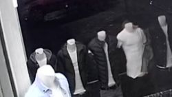 Bağcılar'daki hırsız, mankenin üstündekileri çaldı