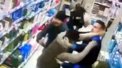Ankara’da, market çalışanları ile müşteriler arasında tekme tokat kavga