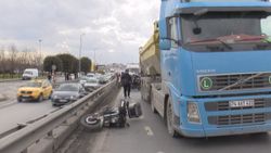 İstanbul'da bariyere çarpıp kamyonun altında sıkışan motosikletli öldü