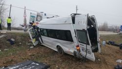 Amasya'da tarım işçilerini taşıyan minibüs devrildi