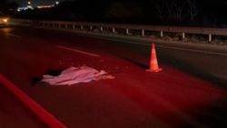 İzmir'de yolun karşısına geçmek isteyen yaya aracın altında can verdi