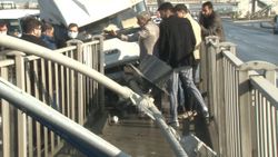 Arnavutköy'de üzerine trafik lambası devrilen genç yaşamını yitirdi