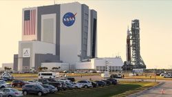 NASA, SpaceX ile rekabet için Ay iniş aracı geliştirecek