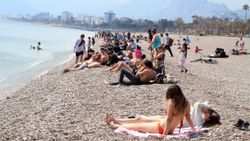 Antalya'da sezon açıldı, tatilciler denize girdi