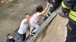 İzmir'de 5 metre yükseklikten dereye düşen genç kız kurtarıldı