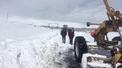 Kars'ta 6 araç, tipide mahsur kaldı