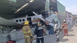 Meksika'da 3 kişiyi öldüren facia: Uçak, marketin üzerine düştü