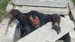 Antalya'da kanalizasyona giren adam çıkmak için çabaladı