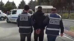 Gaziantep’te çalıntı otomobilden indi, kaçarken polise ateş etti